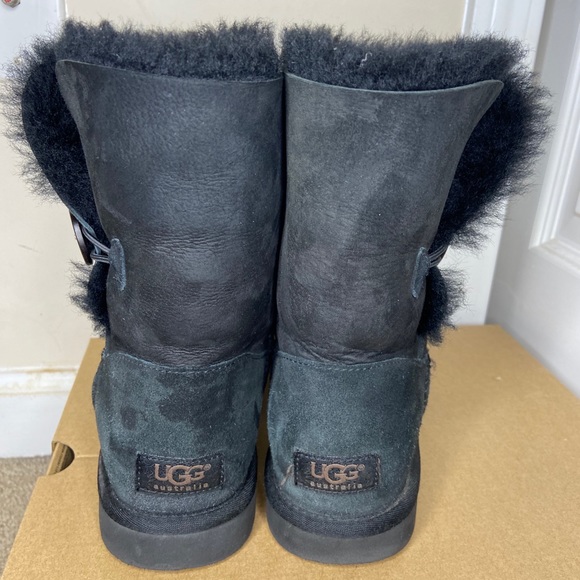 UGGS Women Bailey Button II Boot - Picture 2 of 7